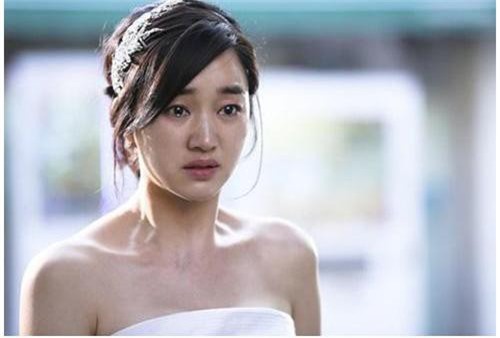 Nôn nóng chờ đêm tân hôn, tôi ngất lịm trước 'món quà' trong phòng cưới