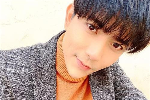 Sau thời gian gầy hốc hác, Tim lại gây chú ý với diện mạo bất thường