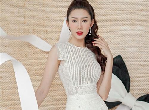 Thúy Ngân: Khoe body nuột nà với loạt váy áo xuyên thấu