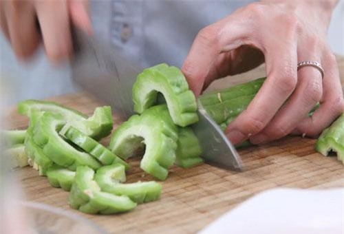 Xào mướp đắng đừng đổ thẳng vào chảo, cứ cho thêm thứ này ăn vừa giòn lại bớt đắng, thơm ngon bất ngờ