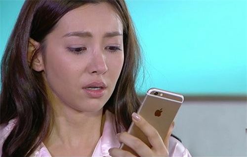 Bồ của chồng lớn tiếng khẳng định: 'Em yêu anh ấy vô điều kiện', nhưng vừa nhìn thấy thứ vợ đưa, ả tím mặt đi thẳng