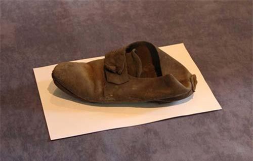 Chiếc giày 300 tuổi 'trấn yểm ma quỷ' trong bức tường ĐH Cambridge