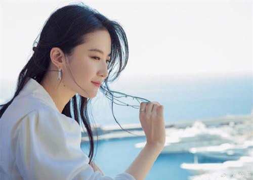 Chiêm ngưỡng nhan sắc 'Thần tiên tỷ tỷ' Lưu Diệc Phi đẹp không tỳ vết ở tuổi 32