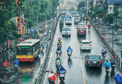 Dòng người hối hả dưới cơn mưa Hà Nội một chiều tan tầm cũng thật thơ mộng