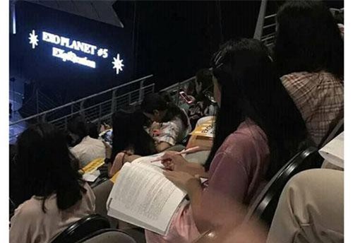 Học bài giữa liveshow của thần tượng, nữ sinh gây sốt MXH