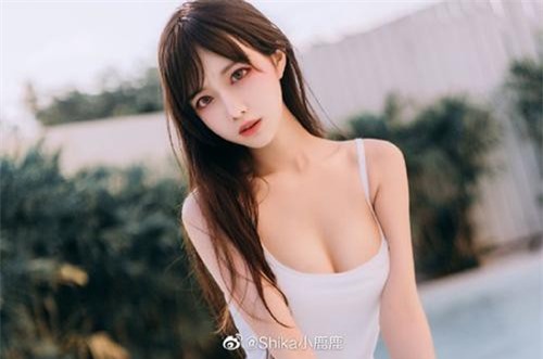 'Lịm tim' khi ngắm bộ ảnh thiếu nữ mặc áo 2 dây vui đùa ở bể bơi