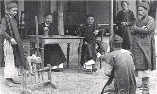 Nể phục độc chiêu nghiêm trị tội đánh bạc của vua Việt