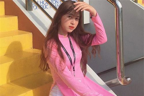 Nữ sinh ĐH Tôn Đức Thắng gây thương nhớ với vẻ ngoài xinh xắn khi diện áo dài hồng cánh sen nổi bần bật ngày khai giảng