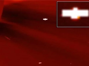 Phát hiện UFO có cánh bí ẩn bay sát mặt trời