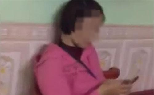 Bị người yêu bắt quả tang vào nhà nghỉ với giám đốc, cô gái vẫn ung dung nghịch điện thoại