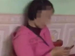 Bị người yêu bắt quả tang vào nhà nghỉ với giám đốc, cô gái vẫn ung dung nghịch điện thoại
