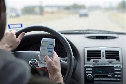 Cấm sử dụng điện thoại khi lái ô tô: Muộn còn hơn không