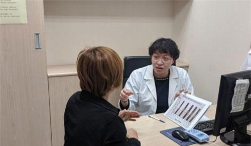 Chàng trai đưa người yêu tới khoa tâm thần vì quá sợ hãi mỗi khi bạn gái gọi điện