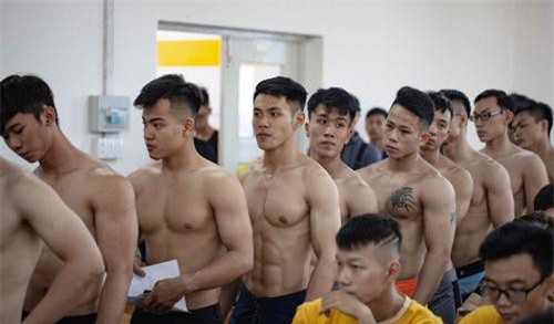 Dàn trai đẹp 6 múi đột nhiên đổ bộ trường Đại học Hutech khiến hội chị em thi nhau thả tim điên đảo