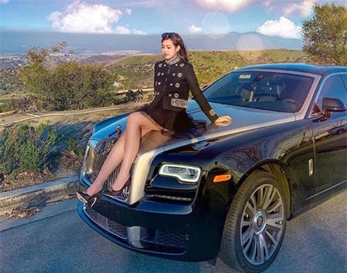 Dàn 'trai xinh gái đẹp' chăm khoe ảnh bên xe sang