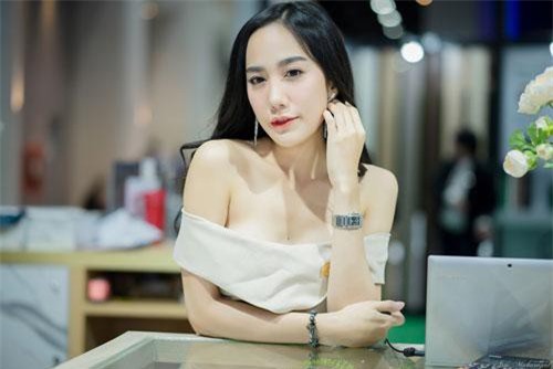 'Đứng hình' trước body của nữ ca sĩ thần tượng Thái Lan