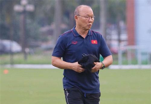 HLV Park Hang-seo đi lại tập tễnh trong buổi tập của ĐT Việt Nam