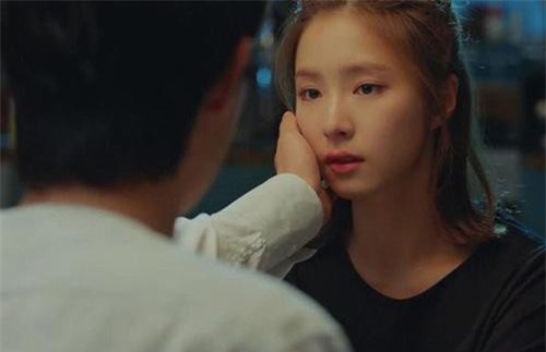 Hãi hùng nhìn chồng cầm dao cứa vào tay ngay đêm tân hôn, nhưng lời anh nói sau đó mới khiến tôi ghi nhớ suốt đời