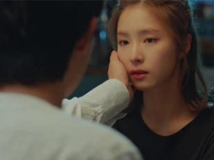 Hãi hùng nhìn chồng cầm dao cứa vào tay ngay đêm tân hôn, nhưng lời anh nói sau đó mới khiến tôi ghi nhớ suốt đời