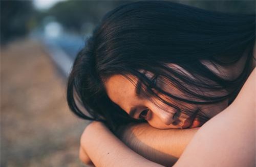 Khi chị gái dẫn bạn trai về, mẹ tôi ôm tim kêu trời còn tôi và bố nhìn nhau á khẩu vì điều này