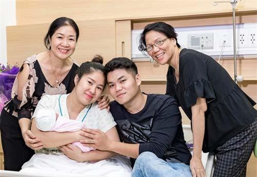Lê Phương mừng đầy tháng con gái, hé lộ mối quan hệ 2 bên nội - ngoại hiện tại