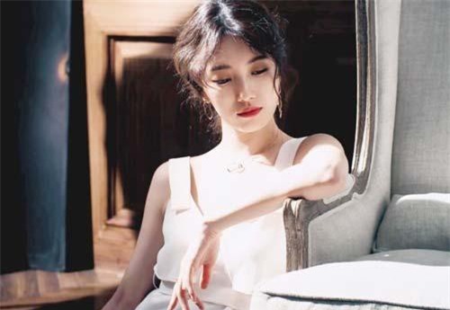 Nửa đêm về nhà trong mệt mỏi, tôi chết đứng khi thấy hai bóng người quấn lấy nhau trên ghế sô pha ngay giữa phòng khách