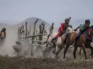 Rùng mình xem trẻ lên 5 ở Indonesia trổ tài đua ngựa