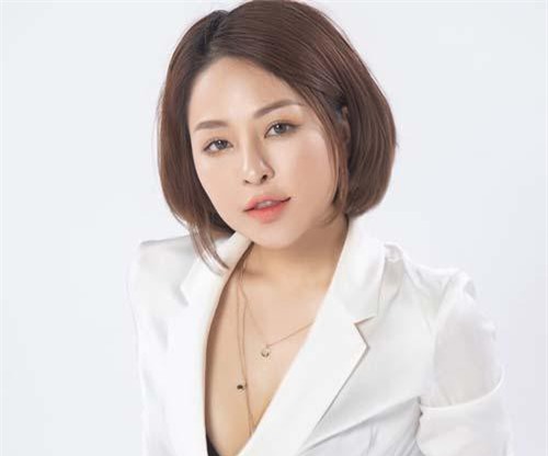 Trâm Anh tung ảnh táo bạo hậu clip nóng, dân mạng phản ứng bất ngờ