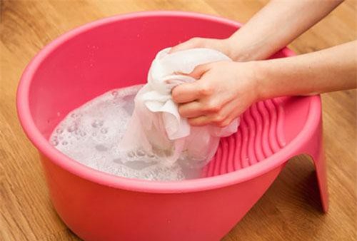 Cho thứ này vào máy giặt, quần áo sạch bong như mới, thơm tho bất ngờ