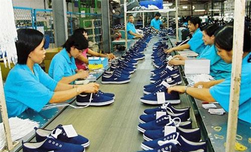 Giày Việt tìm hướng đi trên sân nhà