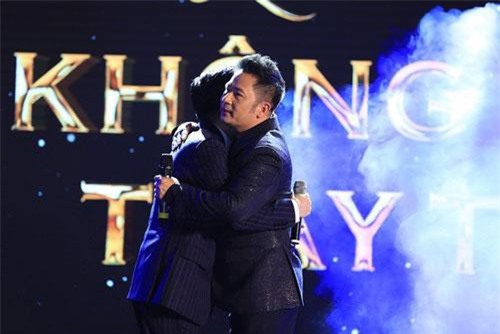 Quang Hà khiến Đan Trường, Bằng Kiều nể phục sau sự cố cháy sân khấu