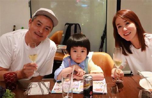 Vợ chồng 'Tiểu Long Nữ' Phạm Văn Phương kỷ niệm 10 năm ngày cưới nhưng tâm điểm lại là tiểu hoàng tử siêu đáng yêu