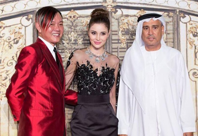 4 đại gia xấu xí nhưng lấy vợ đẹp như tiên, không tiếc tiền tỷ mua đồ cho vợ