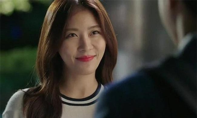 Âm thầm theo dõi chồng đi ăn cùng bạn cũ, tôi chết đứng khi nhìn cảnh tượng trong xe ô tô của gia đình