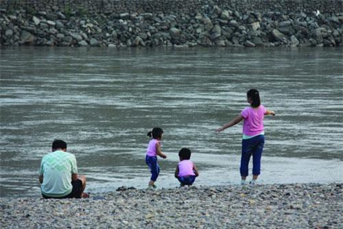 Bị chỉ trích dữ dội vì lao xuống nước cứu con mình mà không cứu đứa trẻ khác, ông bố nói một câu khiến mọi người nín lặng