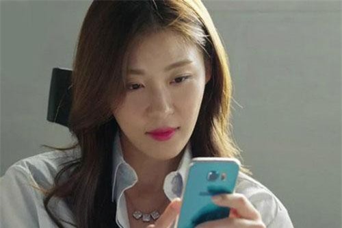 Chồng vừa về nhà đã lao đi tắm, vợ 'ngã ngửa' khi đọc tin nhắn