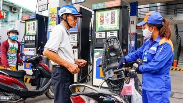 Giá xăng tăng mạnh sau 4 lần giảm liên tiếp