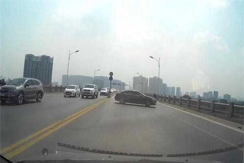 Hà Nội: Xử lý nghiêm xe ô tô quay đầu, gây va chạm liên hoàn trên cầu Vĩnh Tuy