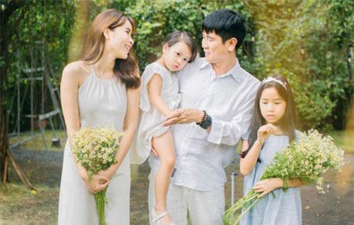 Hồ Hoài Anh - Lưu Hương Giang khoe tổ ấm hạnh phúc bên 2 con gái cưng, nhân vật đặc biệt xuất hiện gây xúc động!