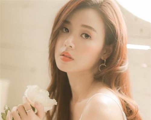 Hot girl Midu làm giảng viên, sinh viên thầm mến vì đẹp và trẻ trung