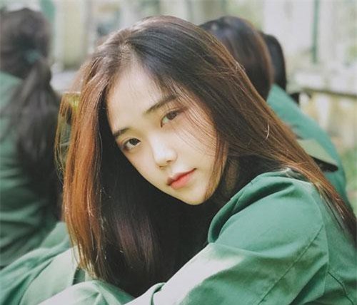 Hot girl quân sự xinh như sao Hàn dù chỉ để mặt mộc