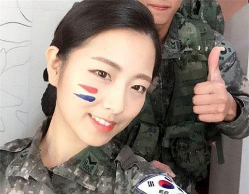 Mê mẩn nhan sắc 'nữ thần' đại diện của quân đội Hàn Quốc