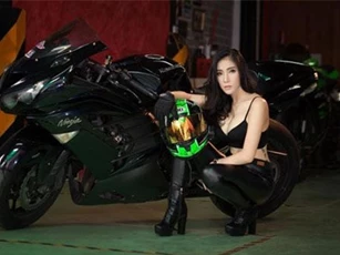 Người đẹp nóng bỏng bên siêu mô tô Kawasaki Ninja ZX-14R
