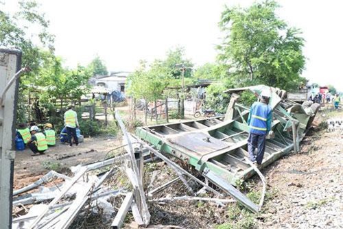 Ninh Thuận: Xe container chở 18 tấn sắt bị tàu tông lật ngửa, tài xế may mắn thoát chết