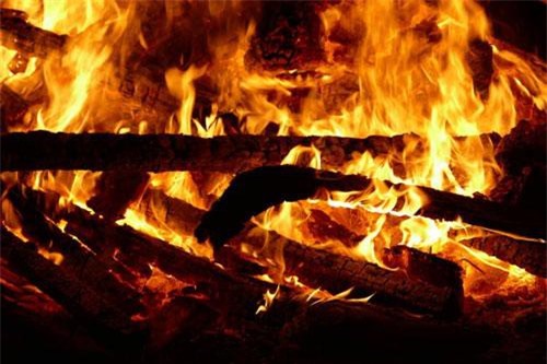 Phật dạy: 'Hết củi thì lửa tắt, đừng tiếc nuối những đốm tro tàn'