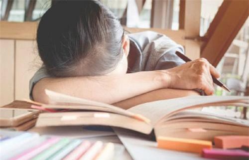 Phát hiện học sinh ngủ gật trong lớp, cô giáo nhắn tin phê bình với phụ huynh, nhưng cuối cùng chính cô phải hối hận