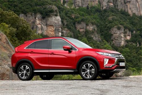 SUV Mitsubishi dùng động cơ tăng áp, giá gần 800 triệu khiến Mazda CX-5 phải dè chừng