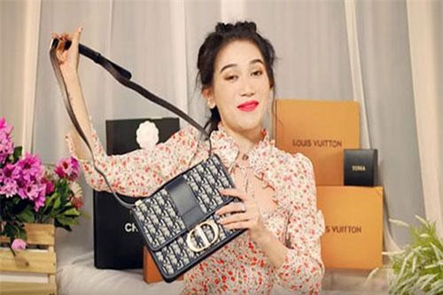 Sao Việt 'đập hộp' khoe hàng hiệu: Hay gì trò a dua sống ảo!