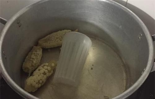 Sinh xong 3 tháng đã làm việc thâu đêm, con dâu cay mắt trước thức ăn mẹ chồng để phần