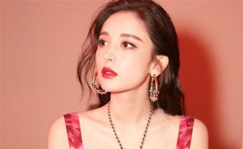 'Tình cũ Trương Hàn' Cổ Lực Na Trát khiến người hâm mộ xao xuyến với vẻ đẹp xuất thần giữa trời Tây